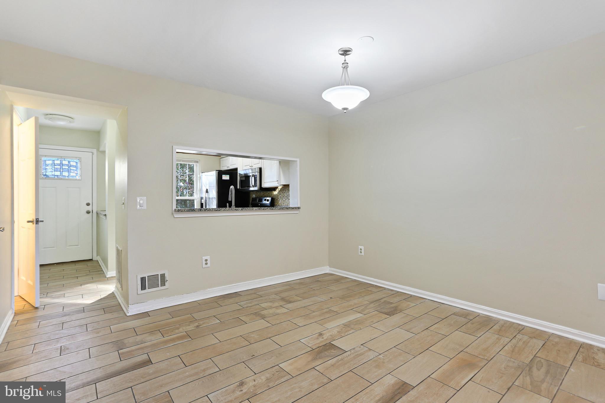 GLENSHIRE TOWNE - Residential Lease