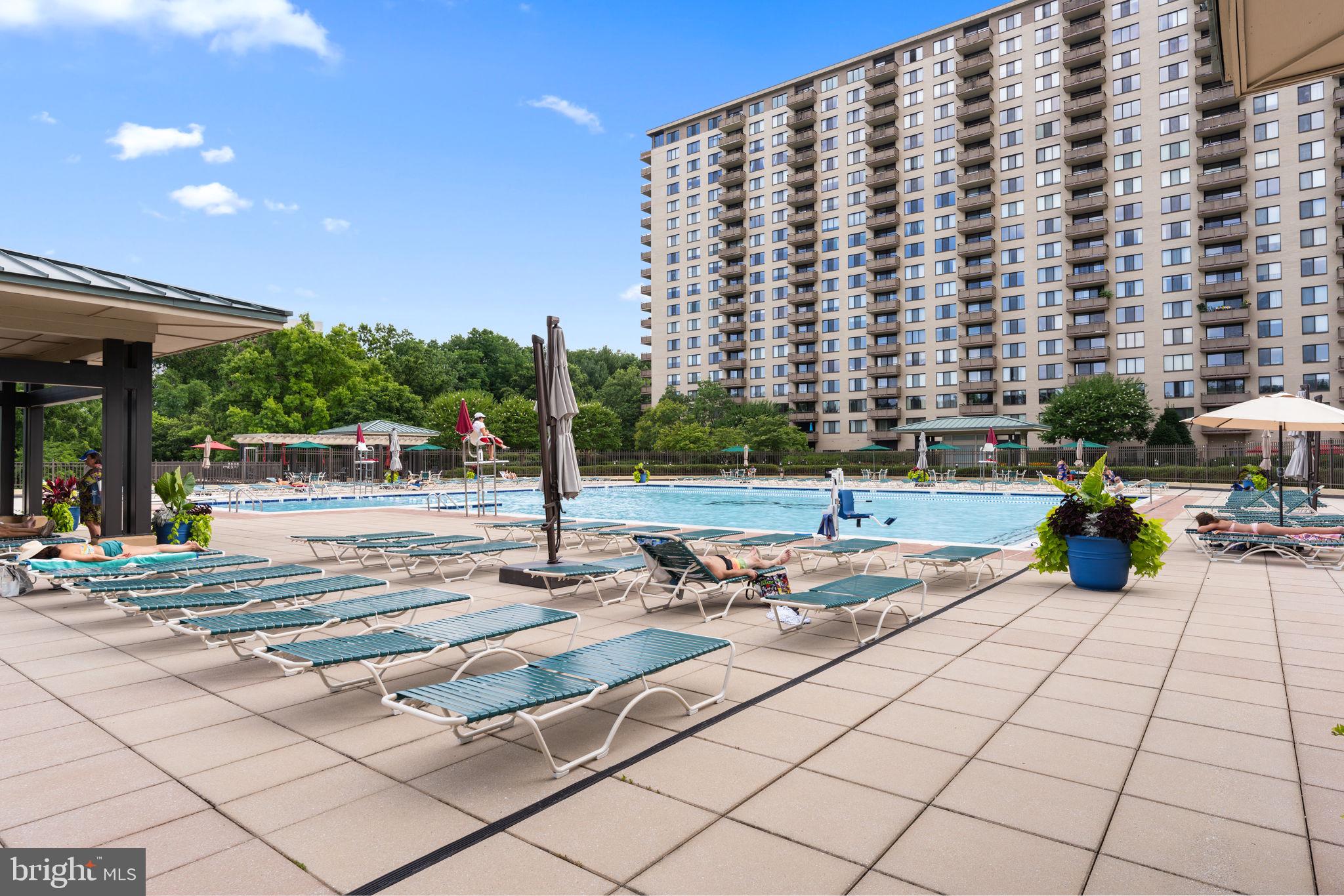 PROMENADE TOWERS - Residential