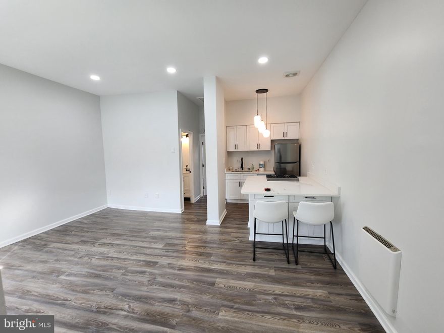 1BR 1 BA UNIT WITH ALL APPLIANCES. WASHER / DRYER ARE IN THE UNIT. PETS ON CASE BY CASE BASIS, WITH MONTHLY FEE. FULLY UPDATED AND AVAILABLE IMMEDIATELY.