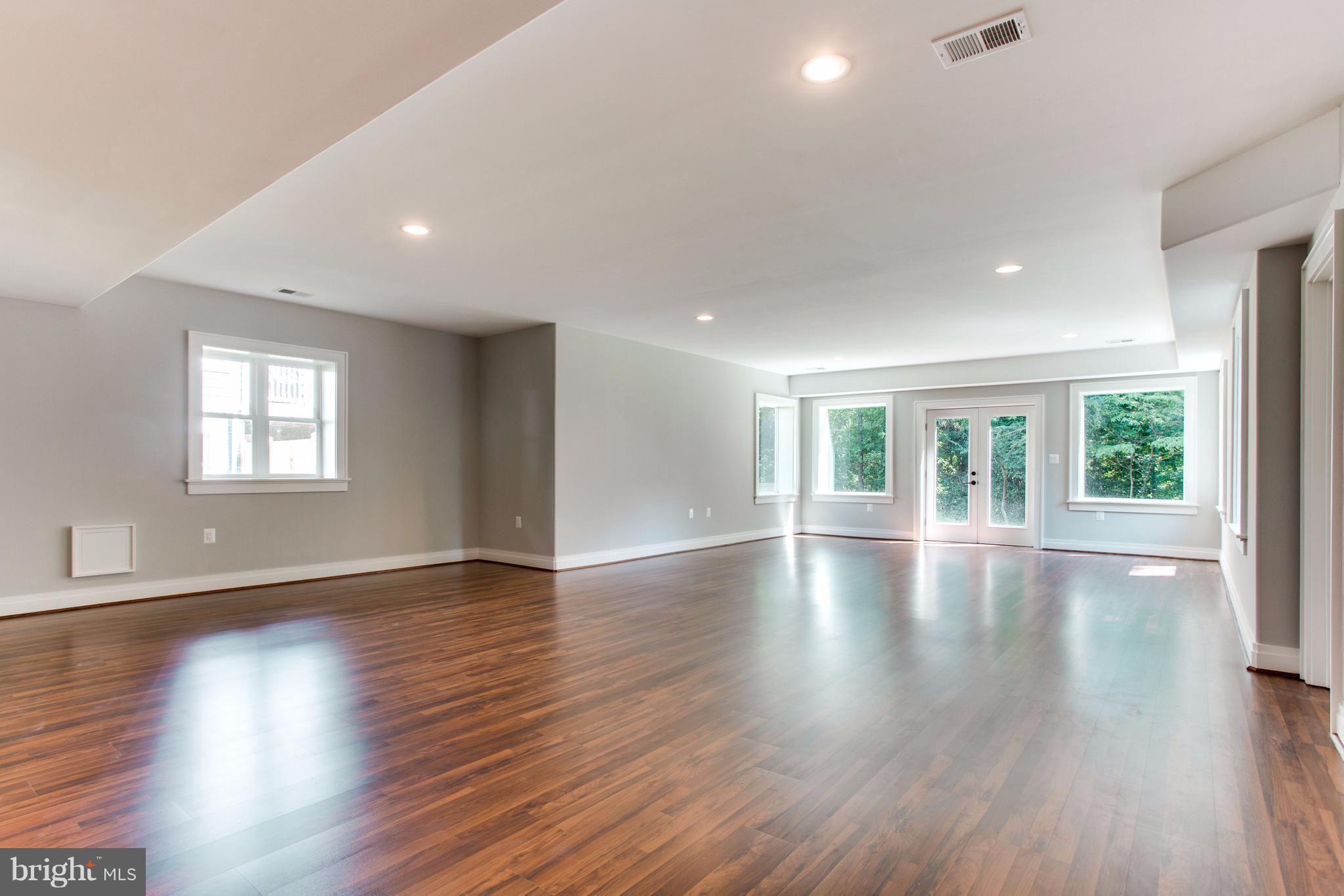 VIENNA WOODS - Residential