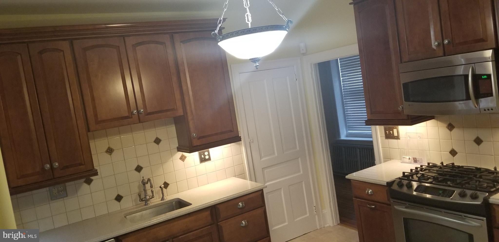 530 HERMIT STREET 2