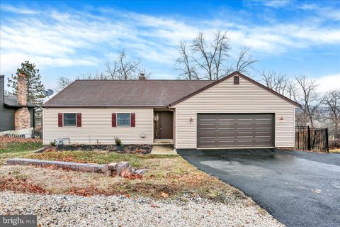 203 PEMBROKE DRIVE SHILLINGTON PA 19607