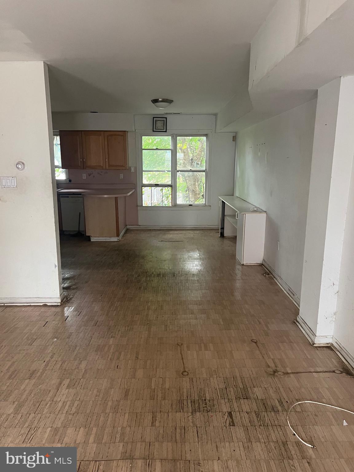 QUEEN VILLAGE - Residential