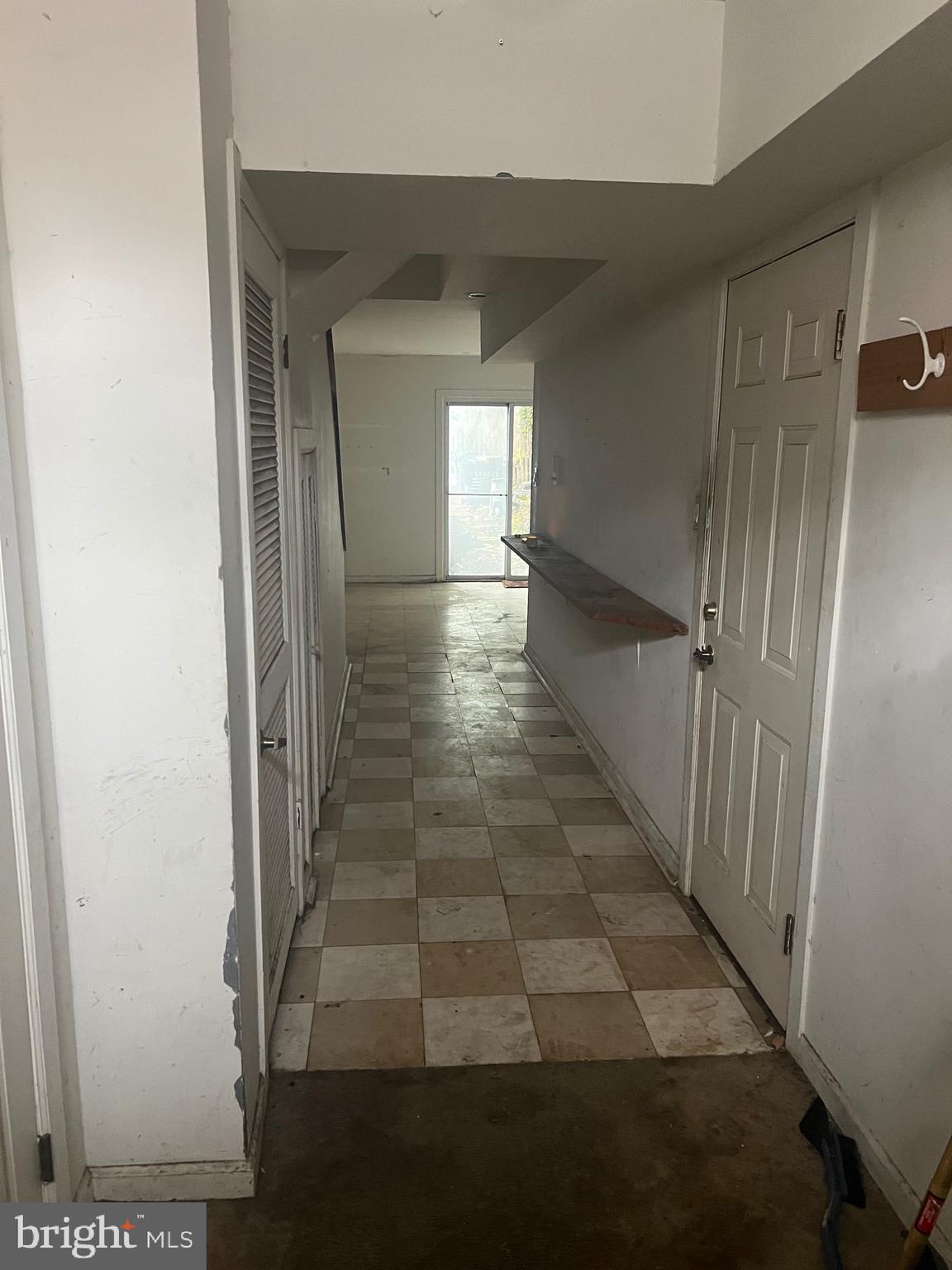 QUEEN VILLAGE - Residential