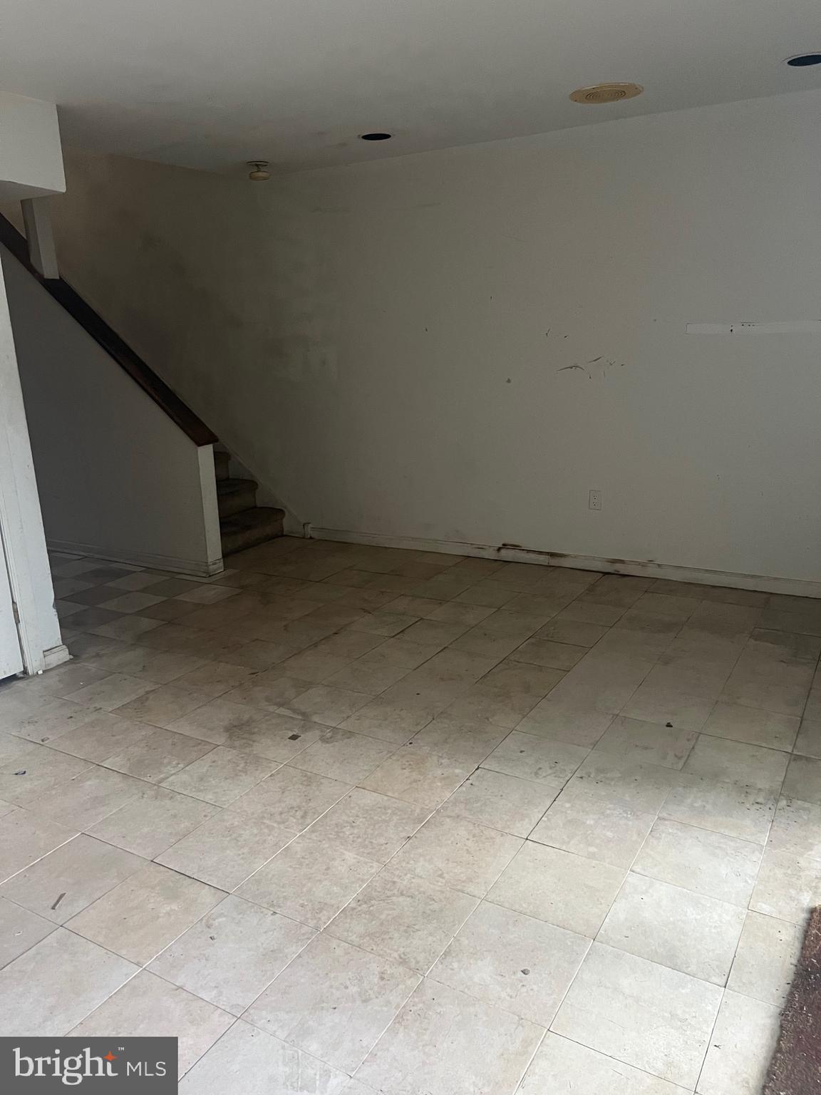 QUEEN VILLAGE - Residential