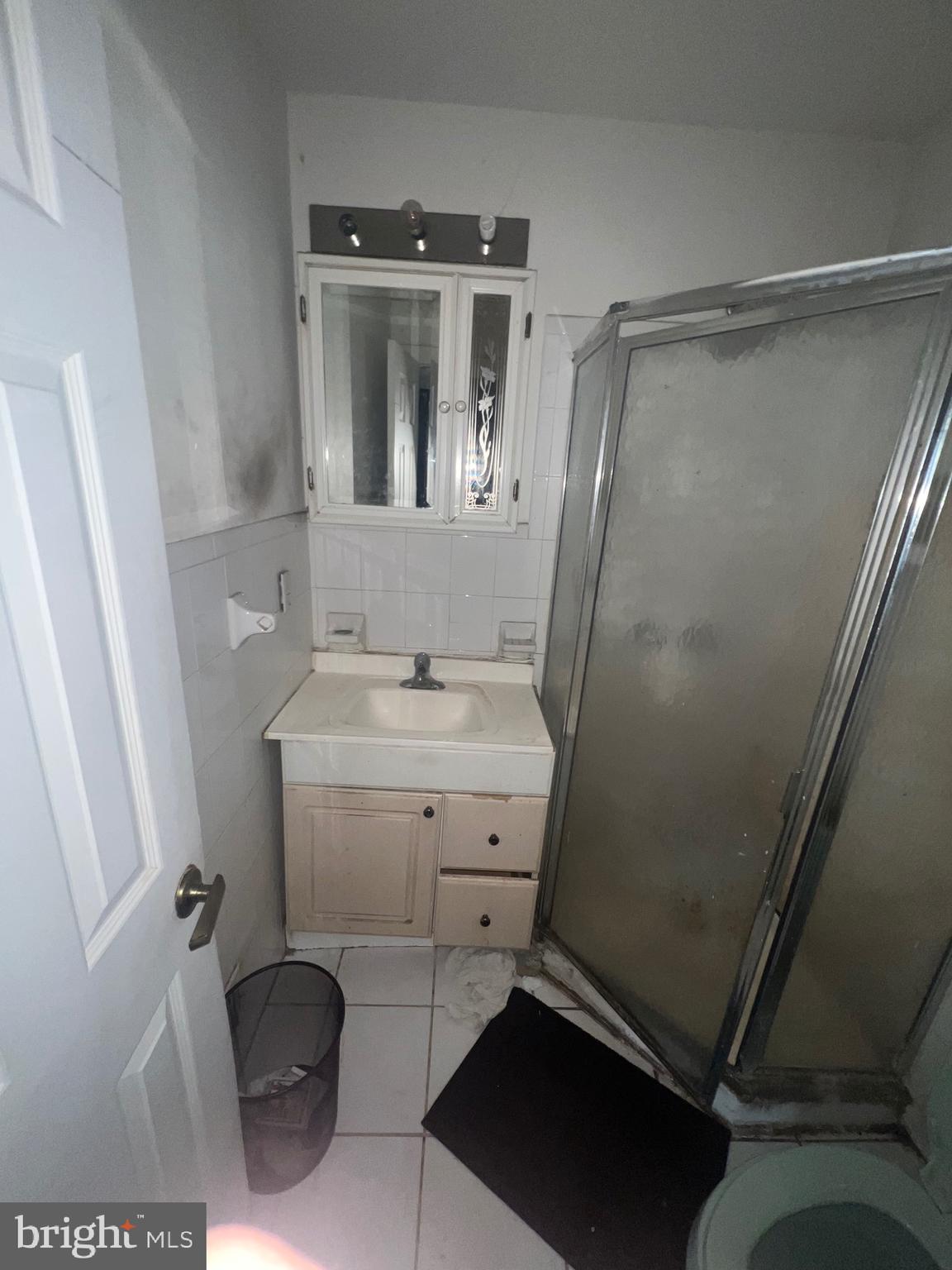 QUEEN VILLAGE - Residential