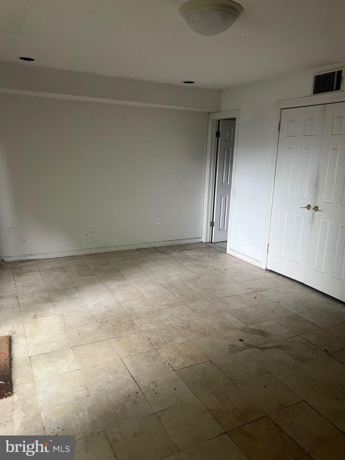 QUEEN VILLAGE - Residential