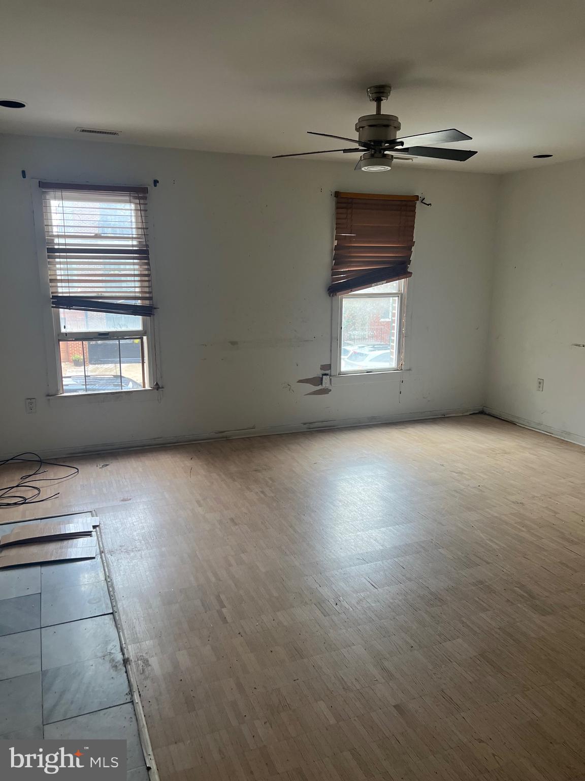 QUEEN VILLAGE - Residential