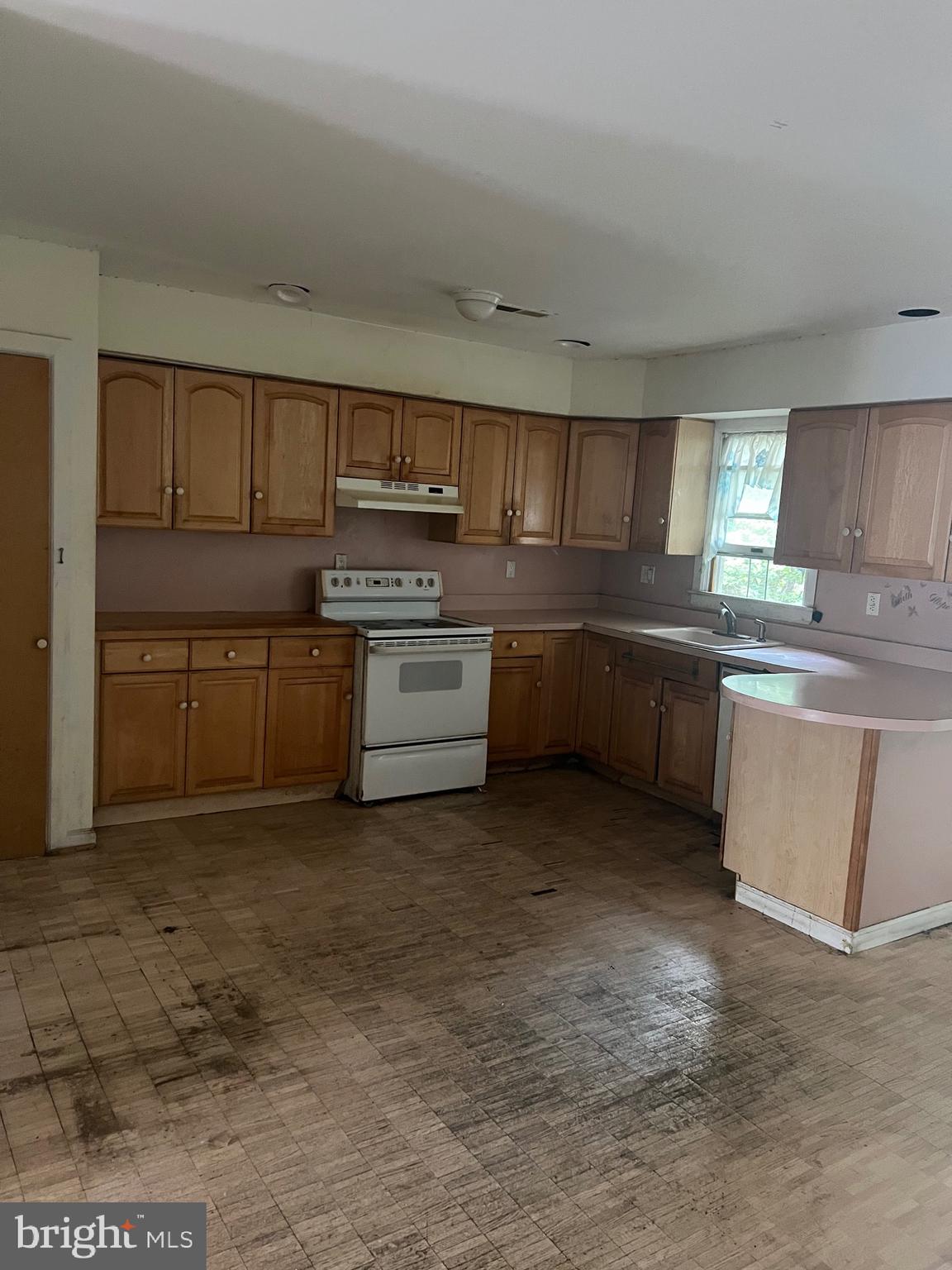 QUEEN VILLAGE - Residential