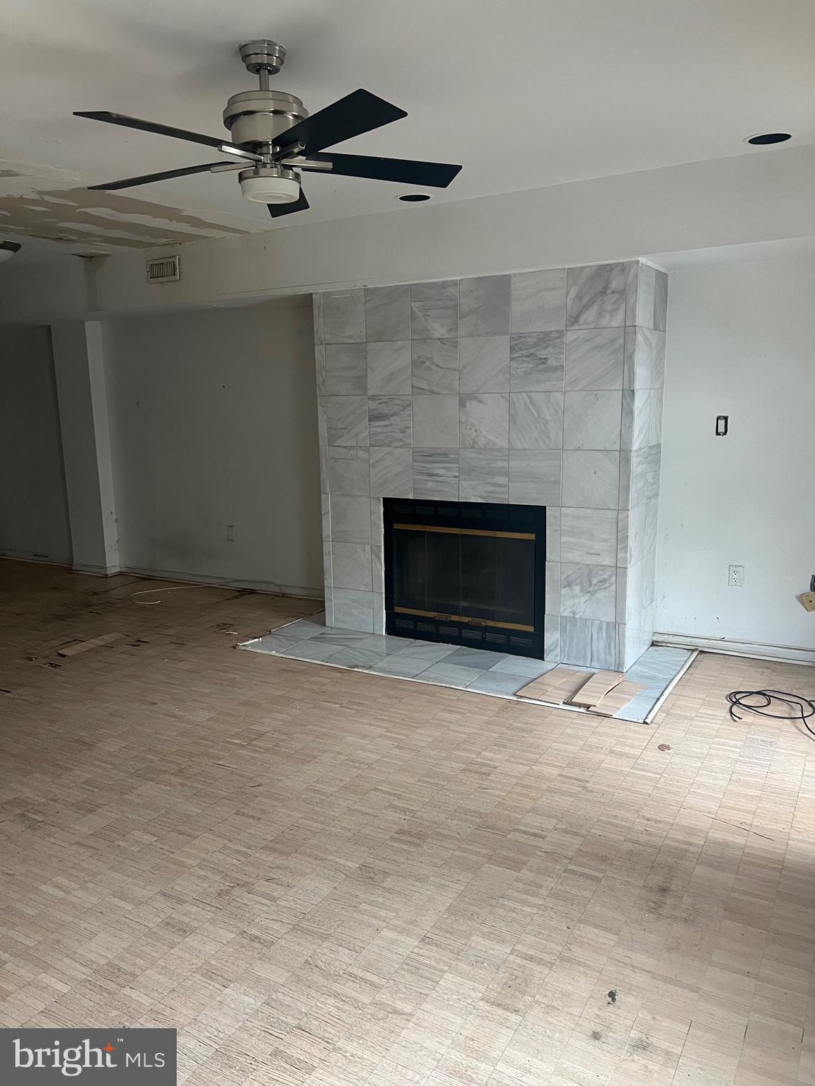 QUEEN VILLAGE - Residential