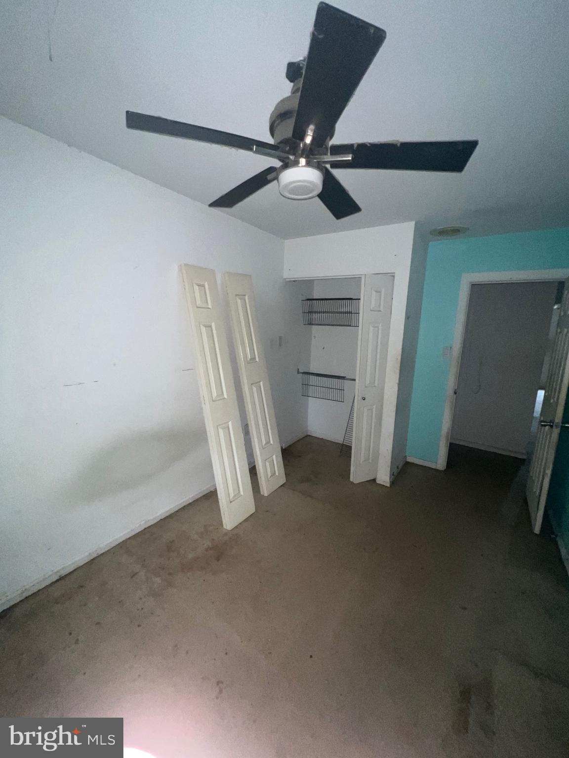 QUEEN VILLAGE - Residential