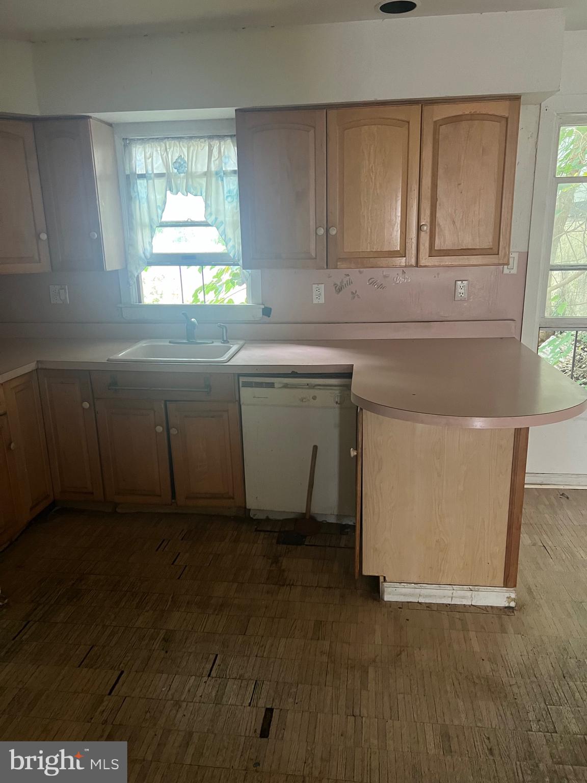 QUEEN VILLAGE - Residential