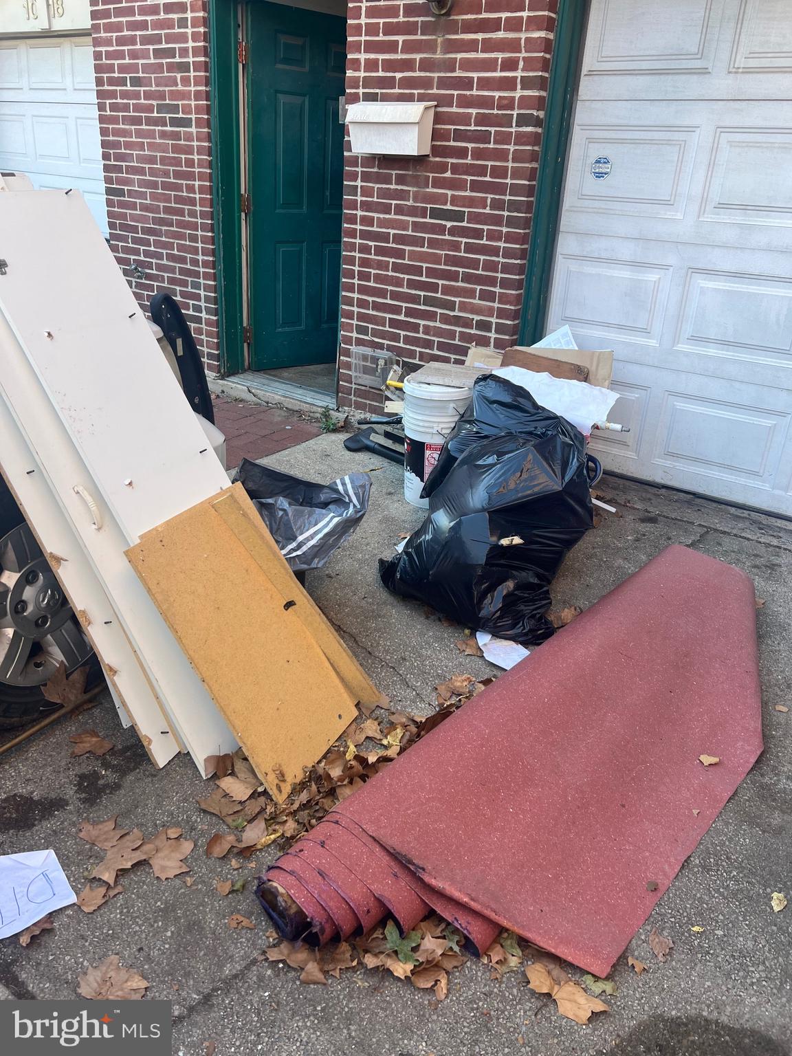 QUEEN VILLAGE - Residential