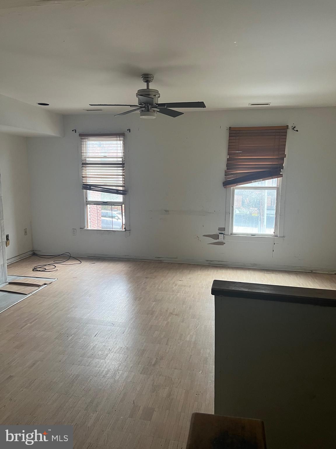 QUEEN VILLAGE - Residential