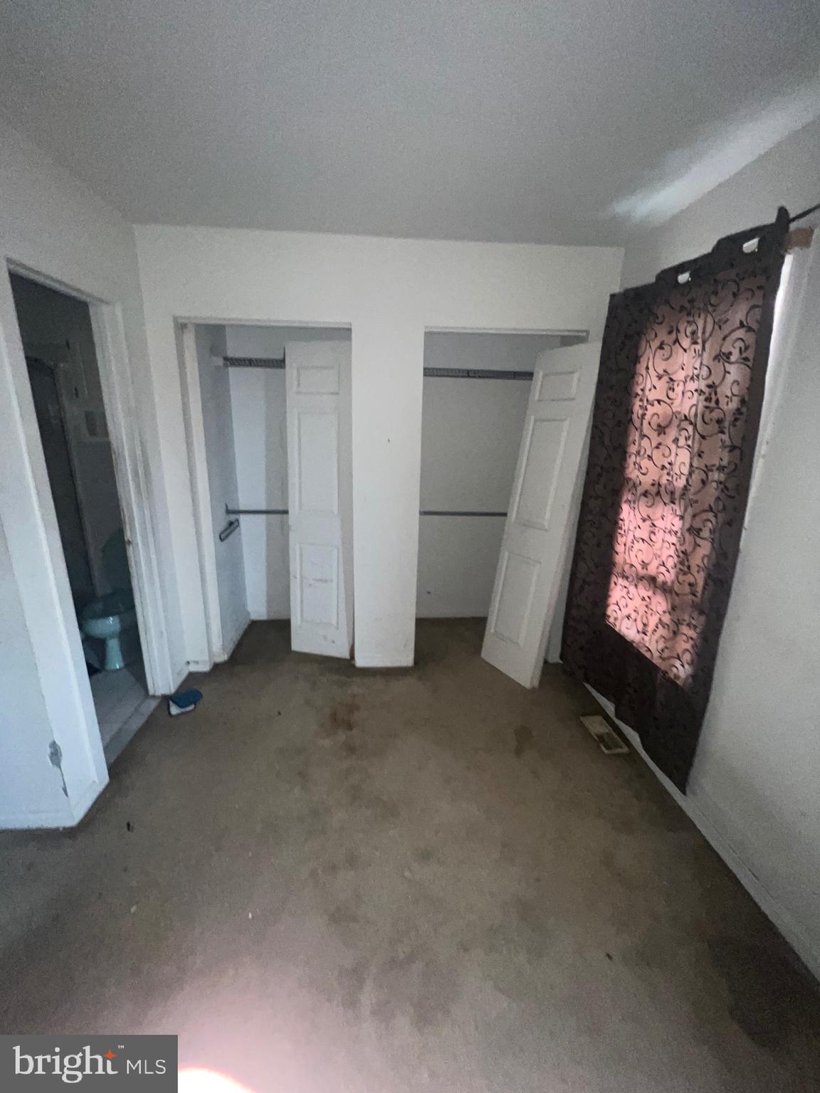 QUEEN VILLAGE - Residential