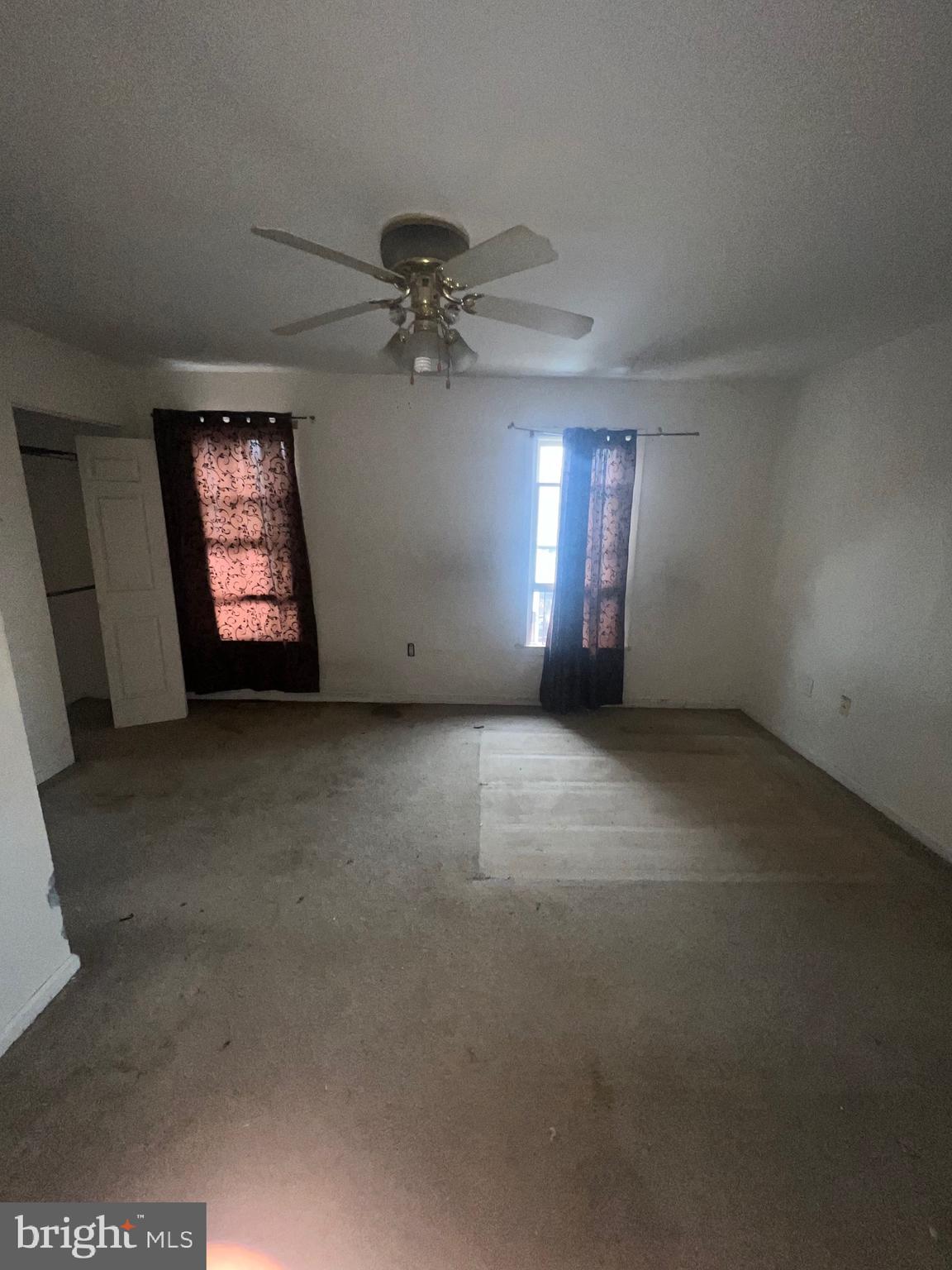 QUEEN VILLAGE - Residential