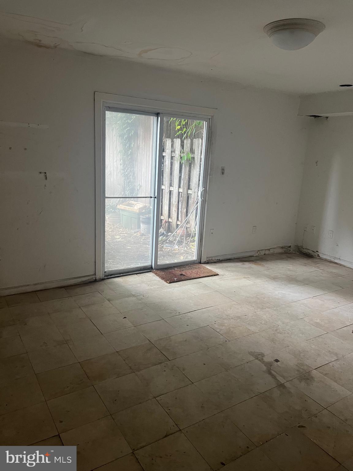 QUEEN VILLAGE - Residential