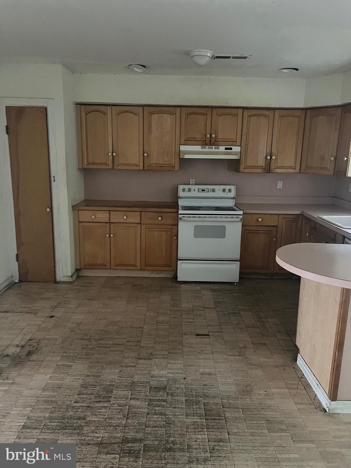 QUEEN VILLAGE - Residential