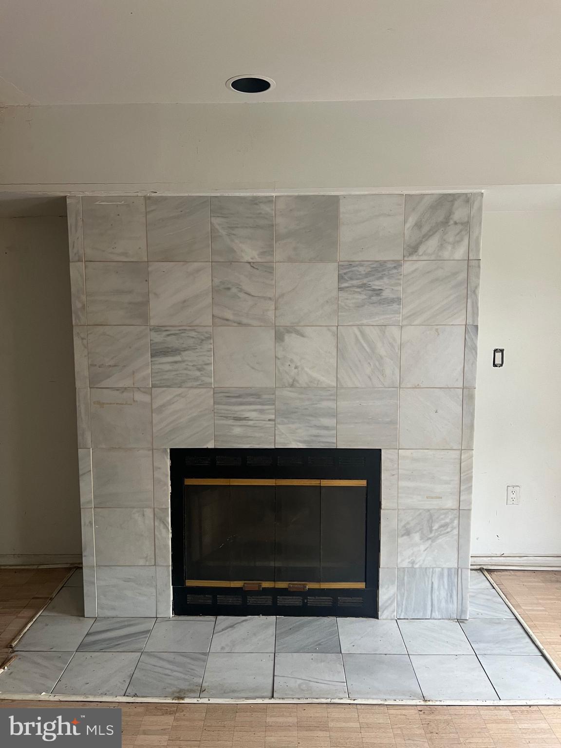 QUEEN VILLAGE - Residential