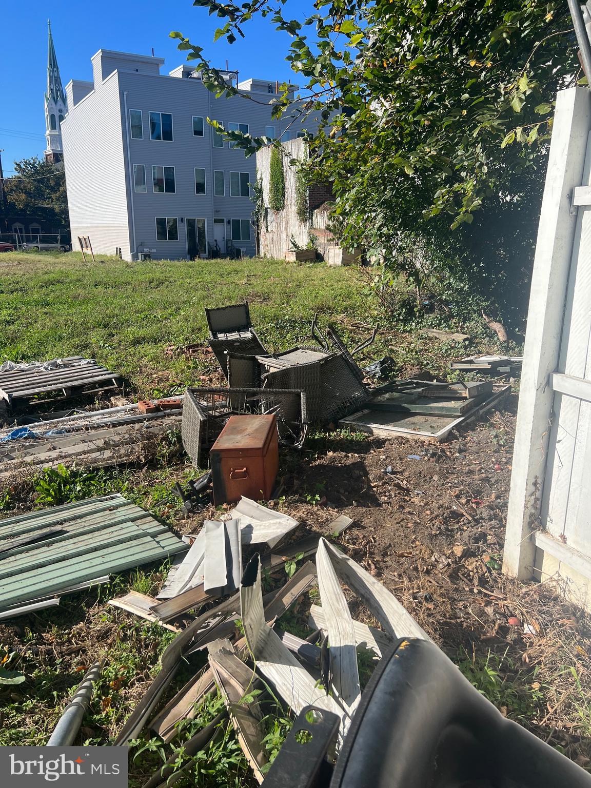 QUEEN VILLAGE - Residential