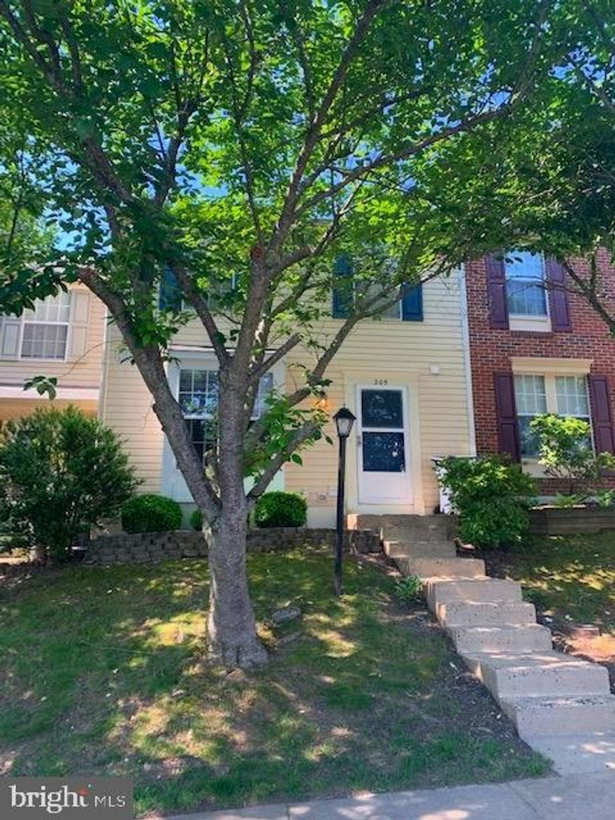 North Stafford - 2 level townhome with 2 bedrooms and 2.5 baths.  Convenient location close to Quantico, shopping and I-95. No pets allowed.  Available immediately.