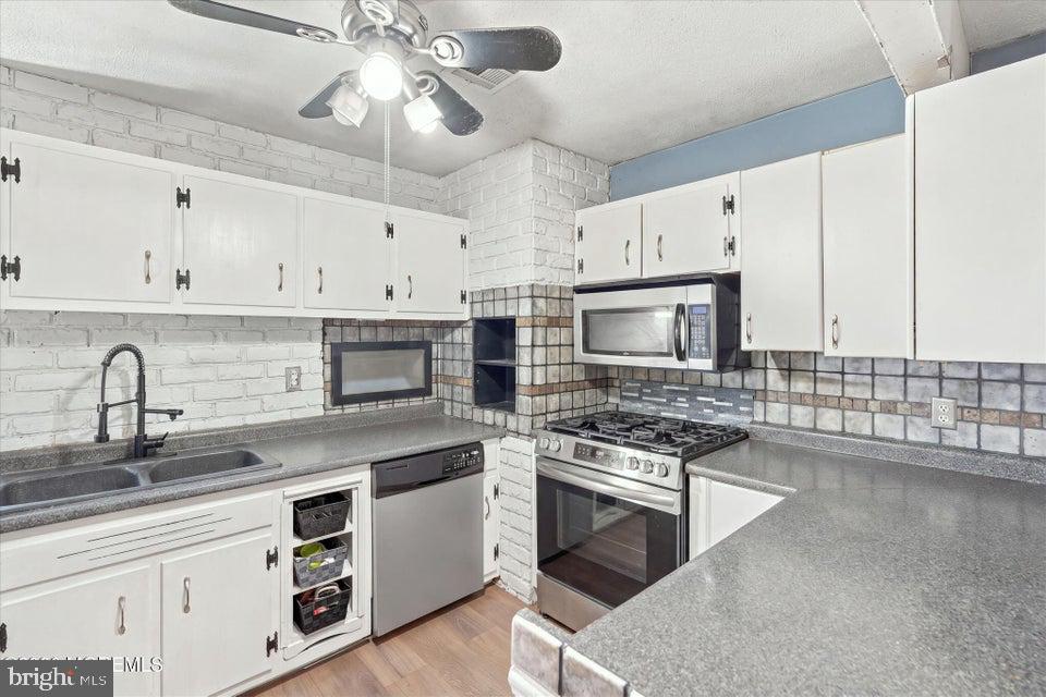 401 APPLEGATE AVENUE