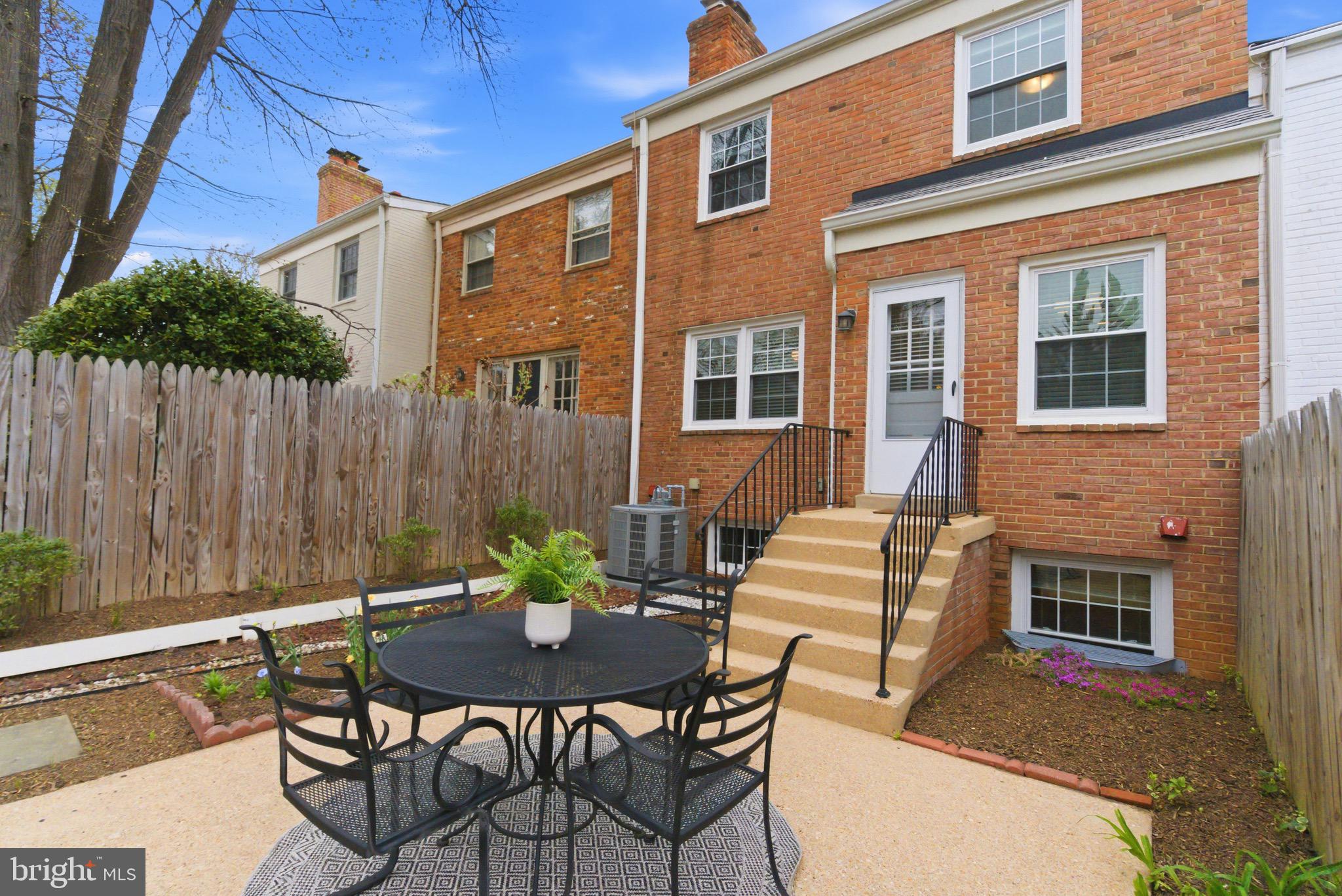 KINGS MANOR TOWNE HOUSES - Residential