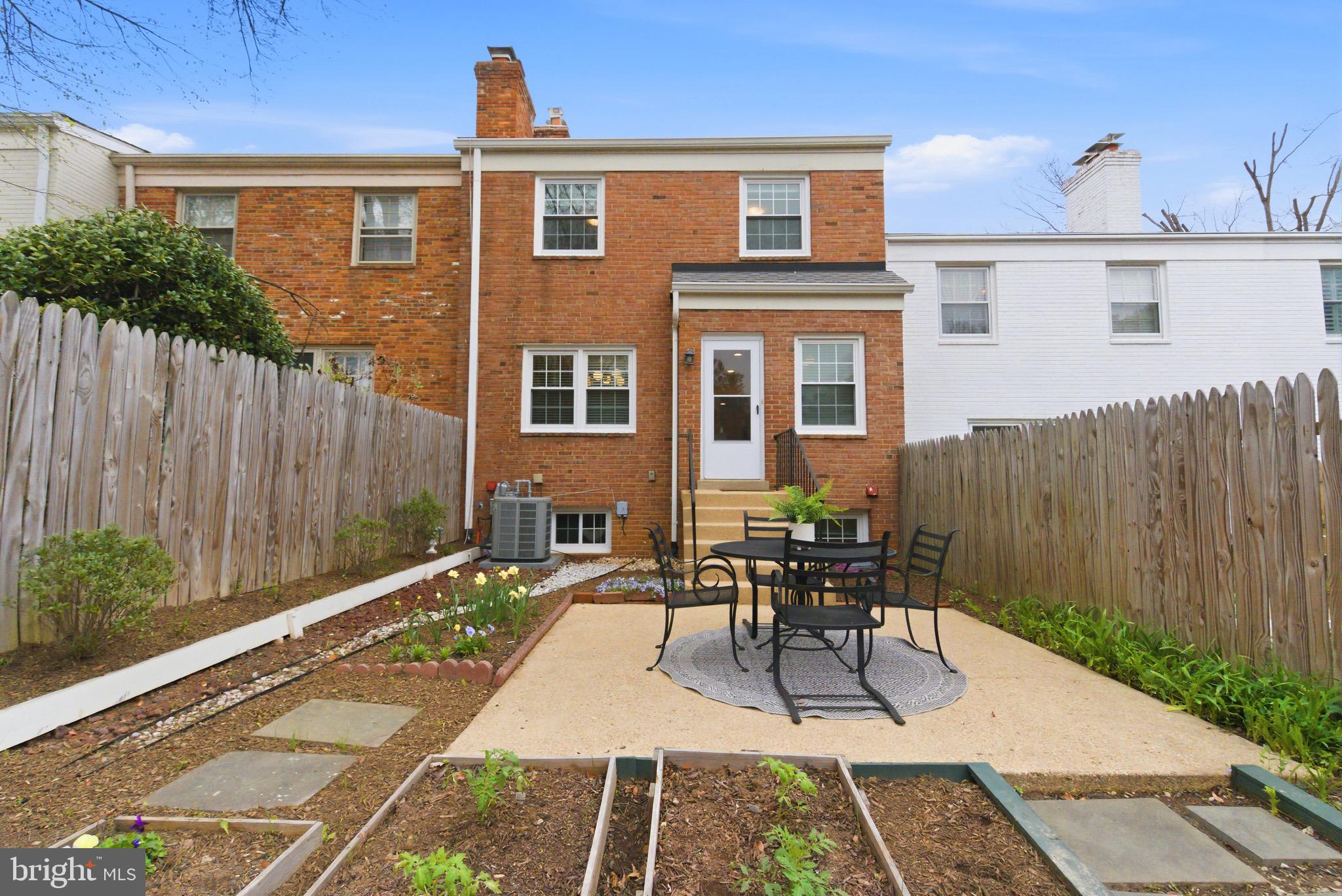 KINGS MANOR TOWNE HOUSES - Residential