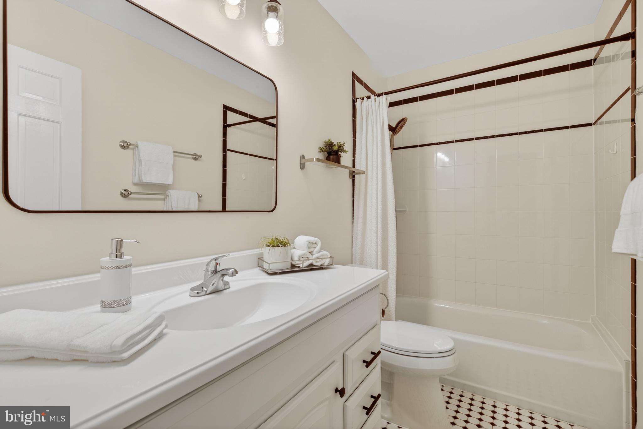 KINGS MANOR TOWNE HOUSES - Residential