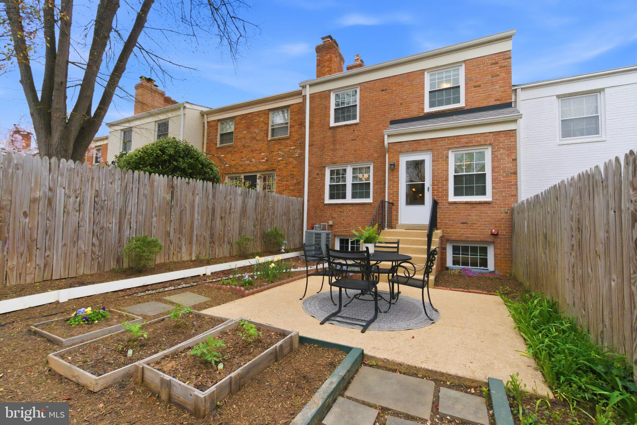 KINGS MANOR TOWNE HOUSES - Residential