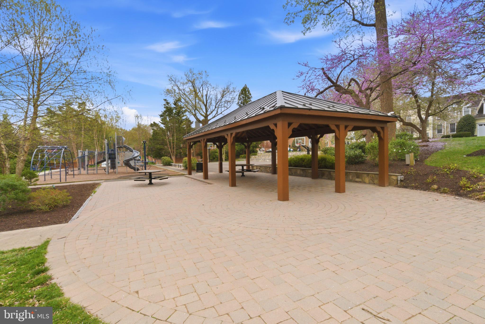 KINGS MANOR TOWNE HOUSES - Residential