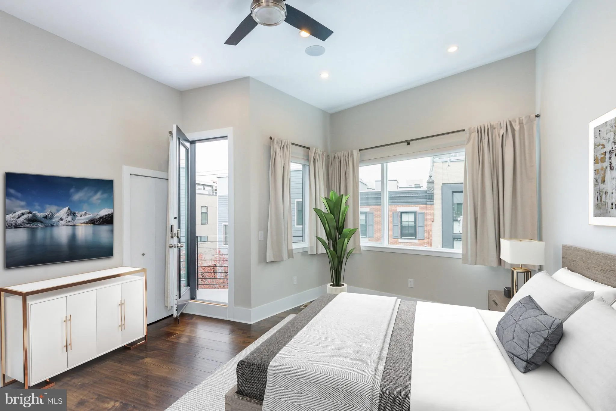 Philadelphia, Pennsylvania 19123, United States, 3 Bedrooms Bedrooms, ,4 BathroomsBathrooms,Residential,Pending,100632