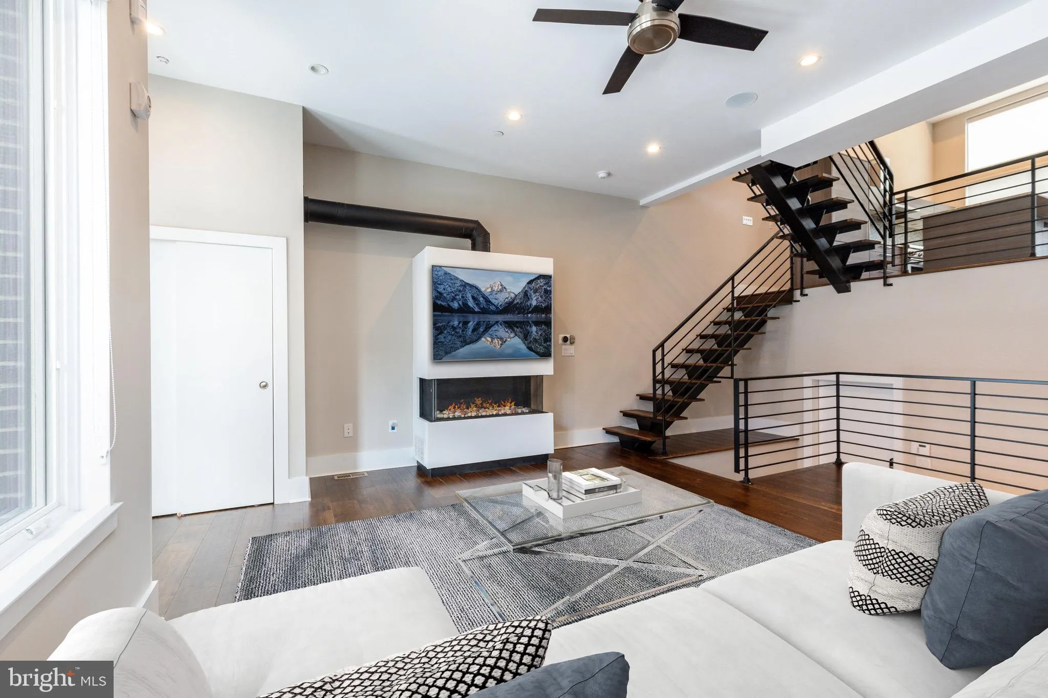 Philadelphia, Pennsylvania 19123, United States, 3 Bedrooms Bedrooms, ,4 BathroomsBathrooms,Residential,Pending,100632