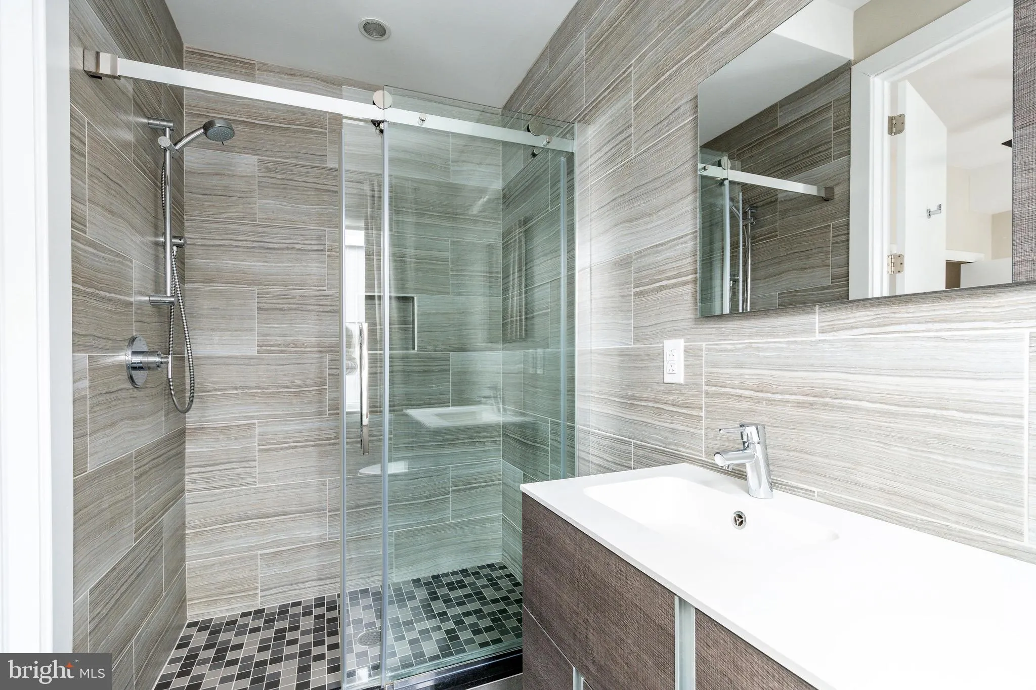 Philadelphia, Pennsylvania 19123, United States, 3 Bedrooms Bedrooms, ,4 BathroomsBathrooms,Residential,Pending,100632