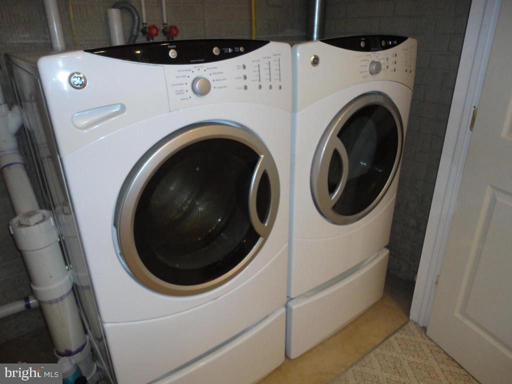 MANOR OAKS - Residential