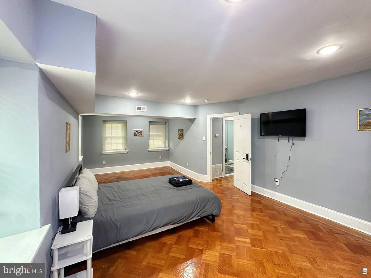 Fully Furnished Room for SJU Students – All Utilities Included
Looking for a hassle-free, fully furnished room near SJU? This cozy, move-in-ready space is perfect for students seeking convenience and comfort. Enjoy a private, well-lit room with a comfortable bed, desk, and storage. All utilities are included – electricity, heat, water, and high-speed WiFi – so you can focus on your studies without extra bills. Located close to campus, public transit, and local amenities, this student-friendly room is ready for you to call home!
Call Agent or office for all showing requests.