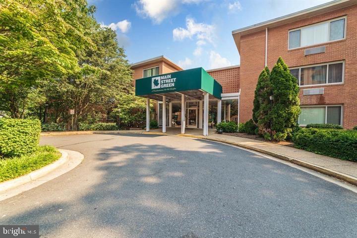 TERRIFIC 1 BEDROOM CONDO IN THE HEART OF FAIRFAX CITY. LARGE OPEN FLOOR PLAN AND THE MANY FEATURES INCLUDE: NEWER PAINTED THROUGHOUT, NEWER FLOORING, GAS HEAT AND COOKING, WASHER AND DRYER IN THE CONDO, GRANITE COUNTER TOP IN KITCHEN WITH A NEWER GAS STOVE, MAIN FLOOR UNIT WITH NO STAIRS, 24 HOUR SECURITY, NICE VIEW OF THE COMMON AREA WITH COMMUNITY POOL, EXERCISE ROOM. *** $250 MOVE IN FEE***