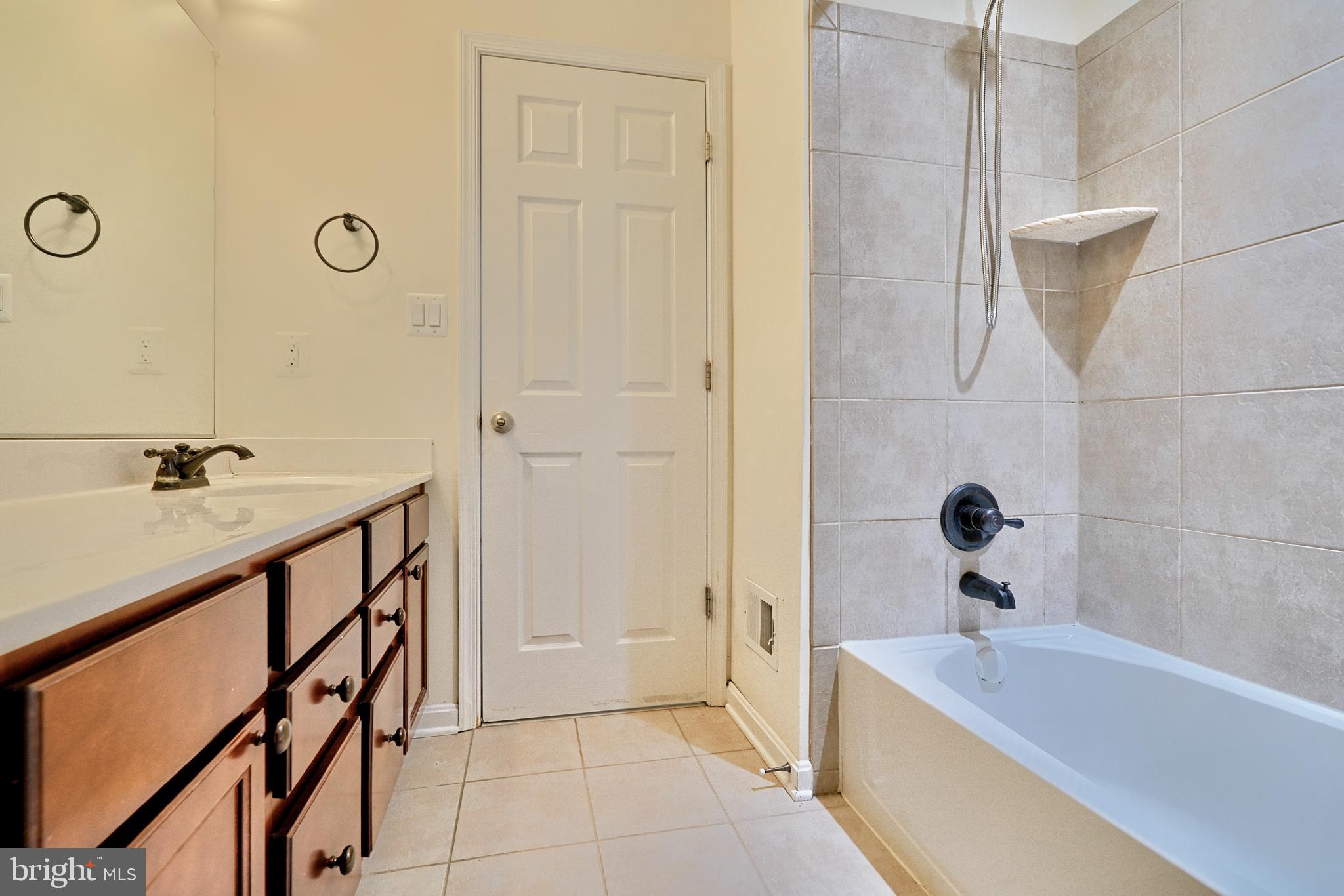 ROCKLAND AT ROGERS - Residential Lease