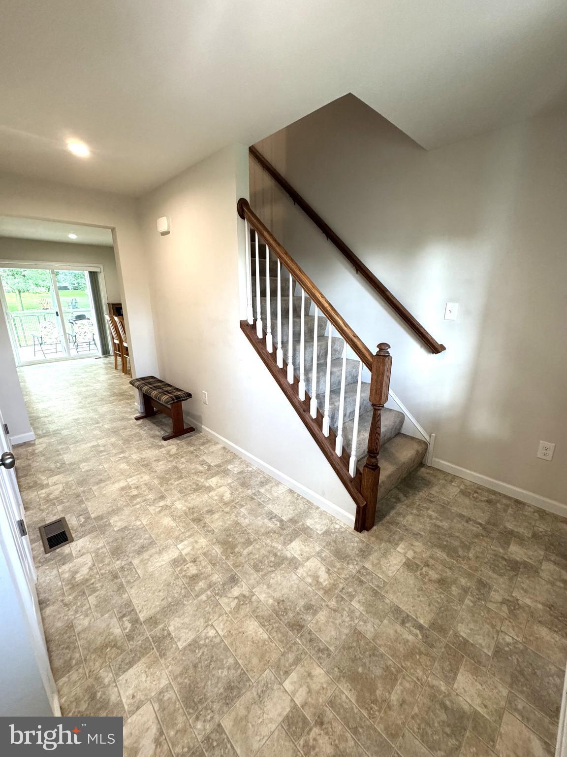 COLONIAL HILLS - Residential