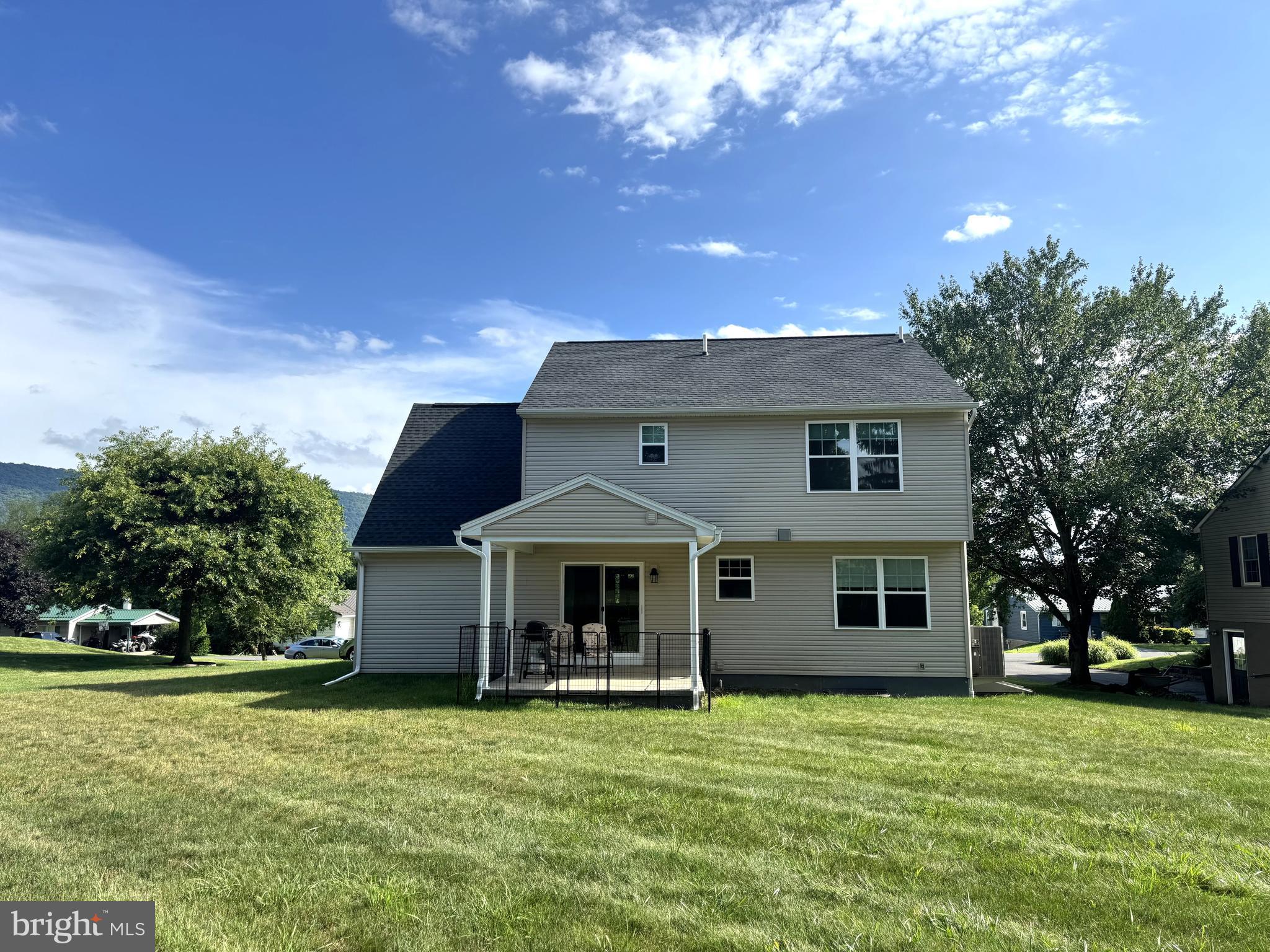 COLONIAL HILLS - Residential