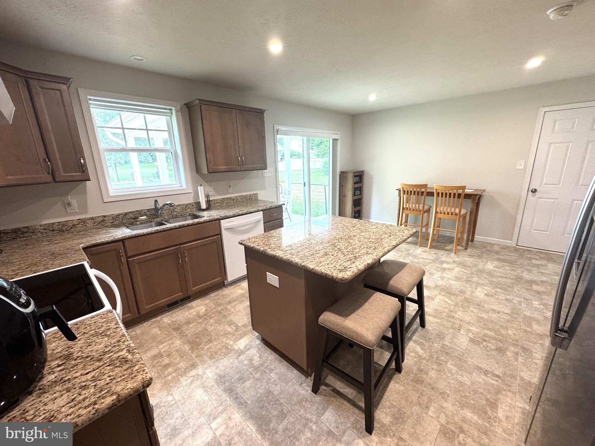 COLONIAL HILLS - Residential