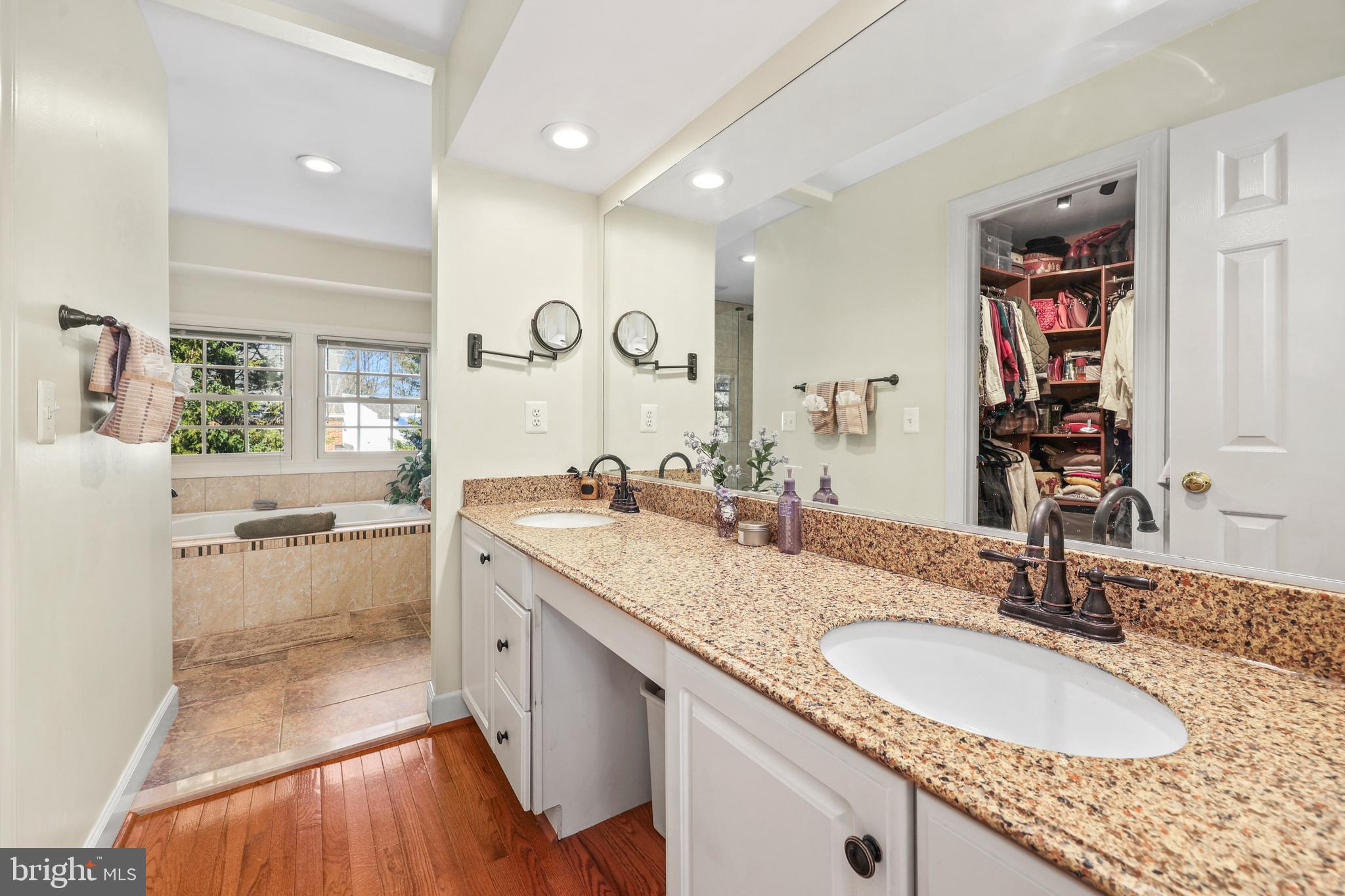 LOWES ISLAND - Residential