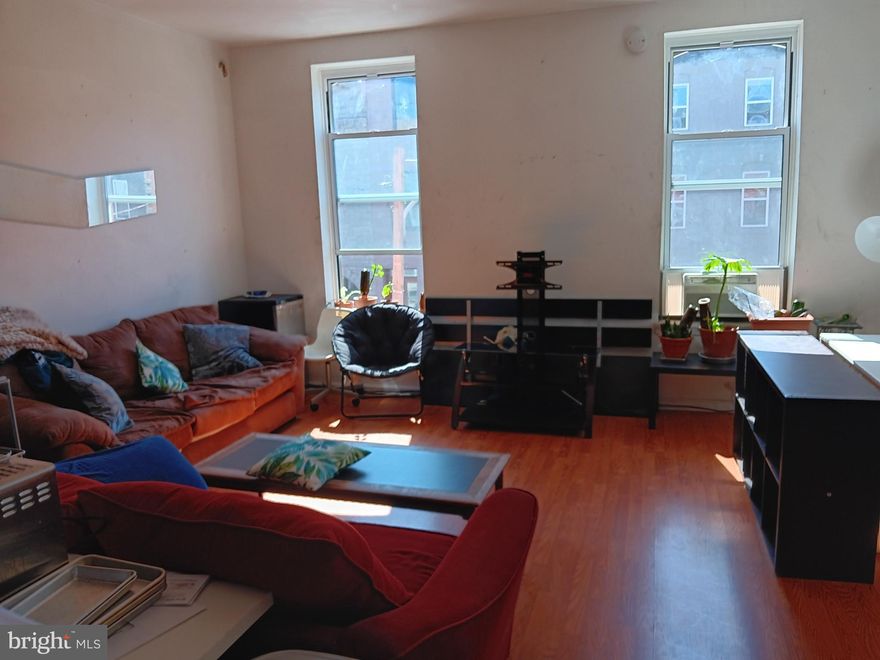 This is a ROOM FOR RENT located in a 4 bedroom, 2- story apartment  in the Graduate Hospital neighborhood. Washer/dryer. Window unit air conditioners. Rent is $680 per month plus share of gas and electric. First month's rent, last month's rent, 1 month security deposit are due at lease signing. $50 application fee per applicant.