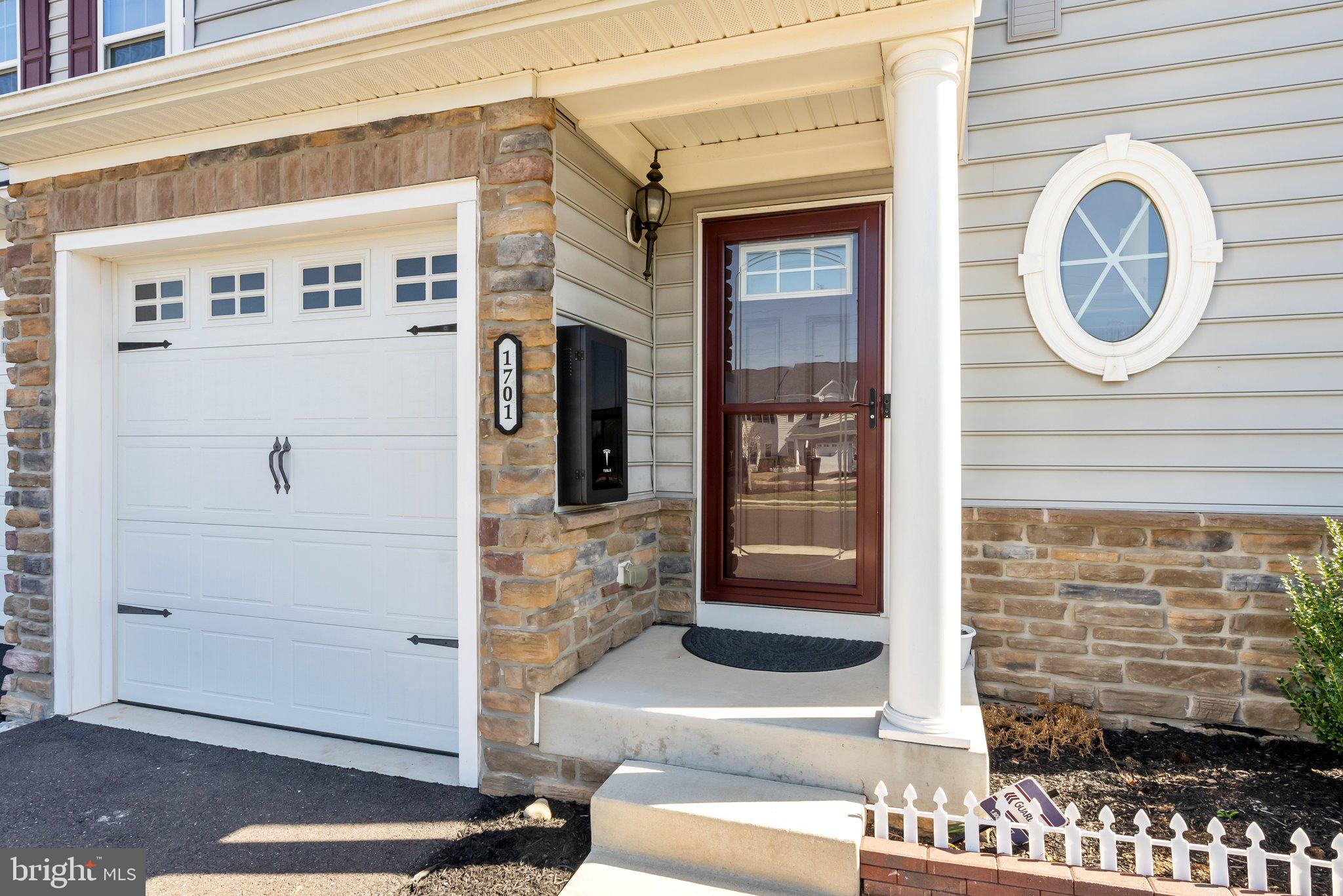 MONTGOMERY SQUARE - Residential