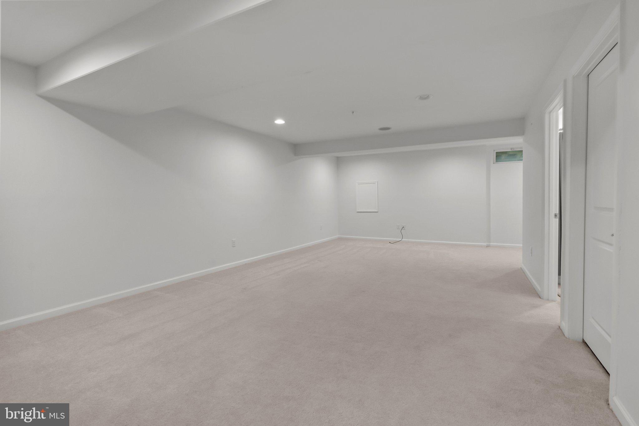 MONTGOMERY SQUARE - Residential