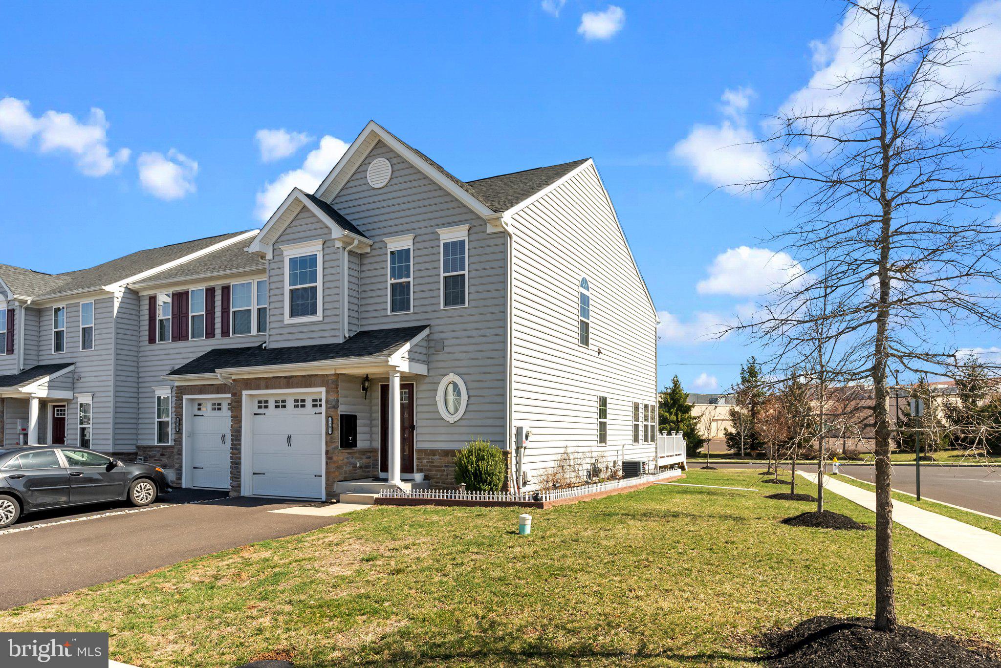 MONTGOMERY SQUARE - Residential