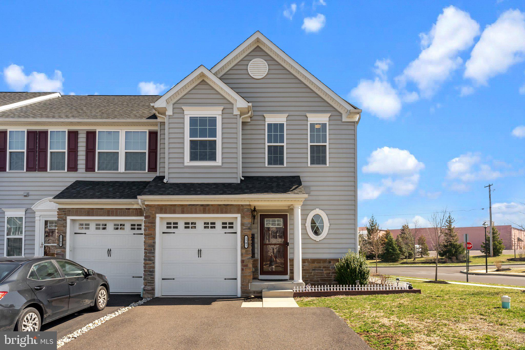 MONTGOMERY SQUARE - Residential