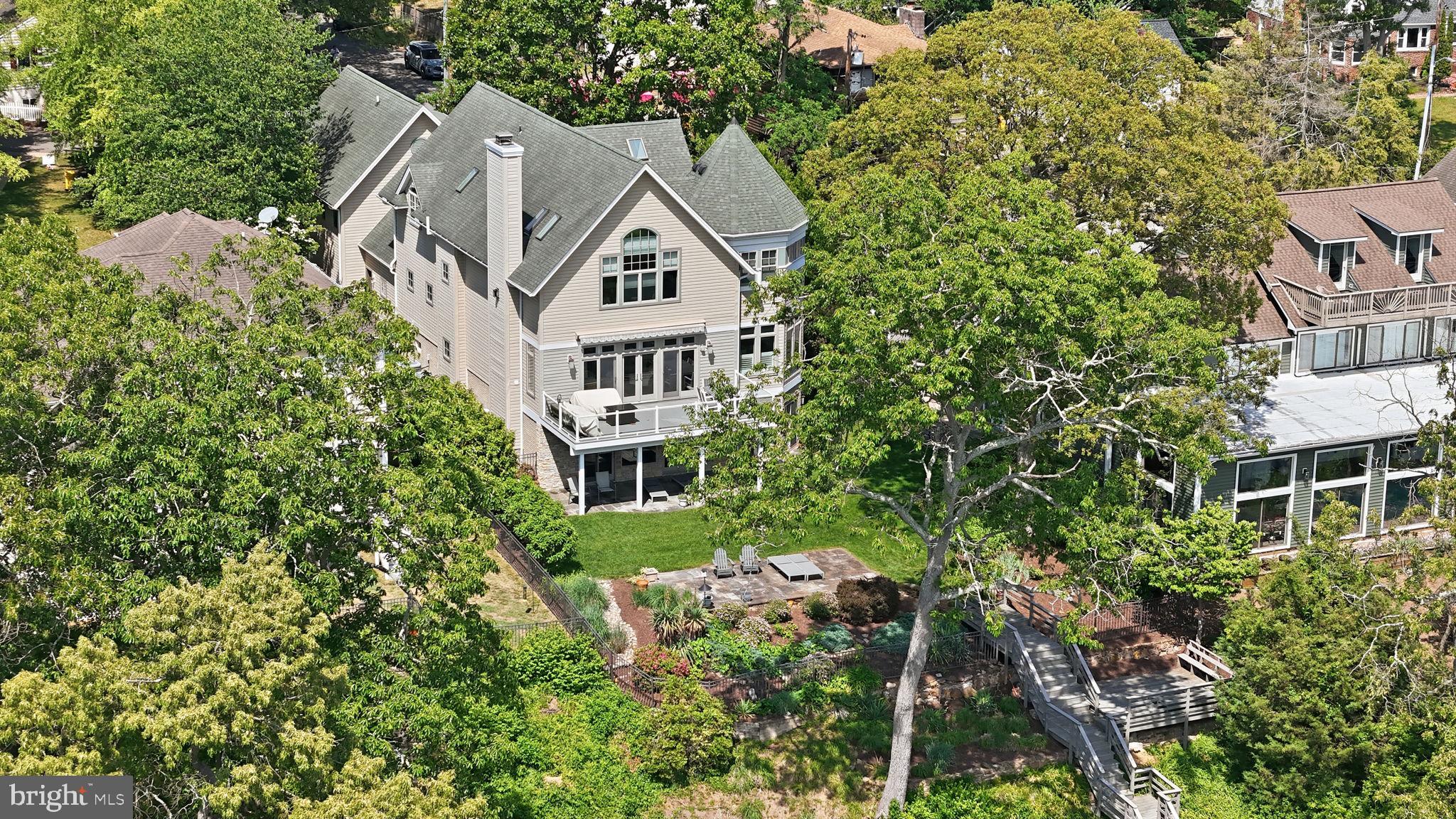 641 HONEYSUCKLE LANE