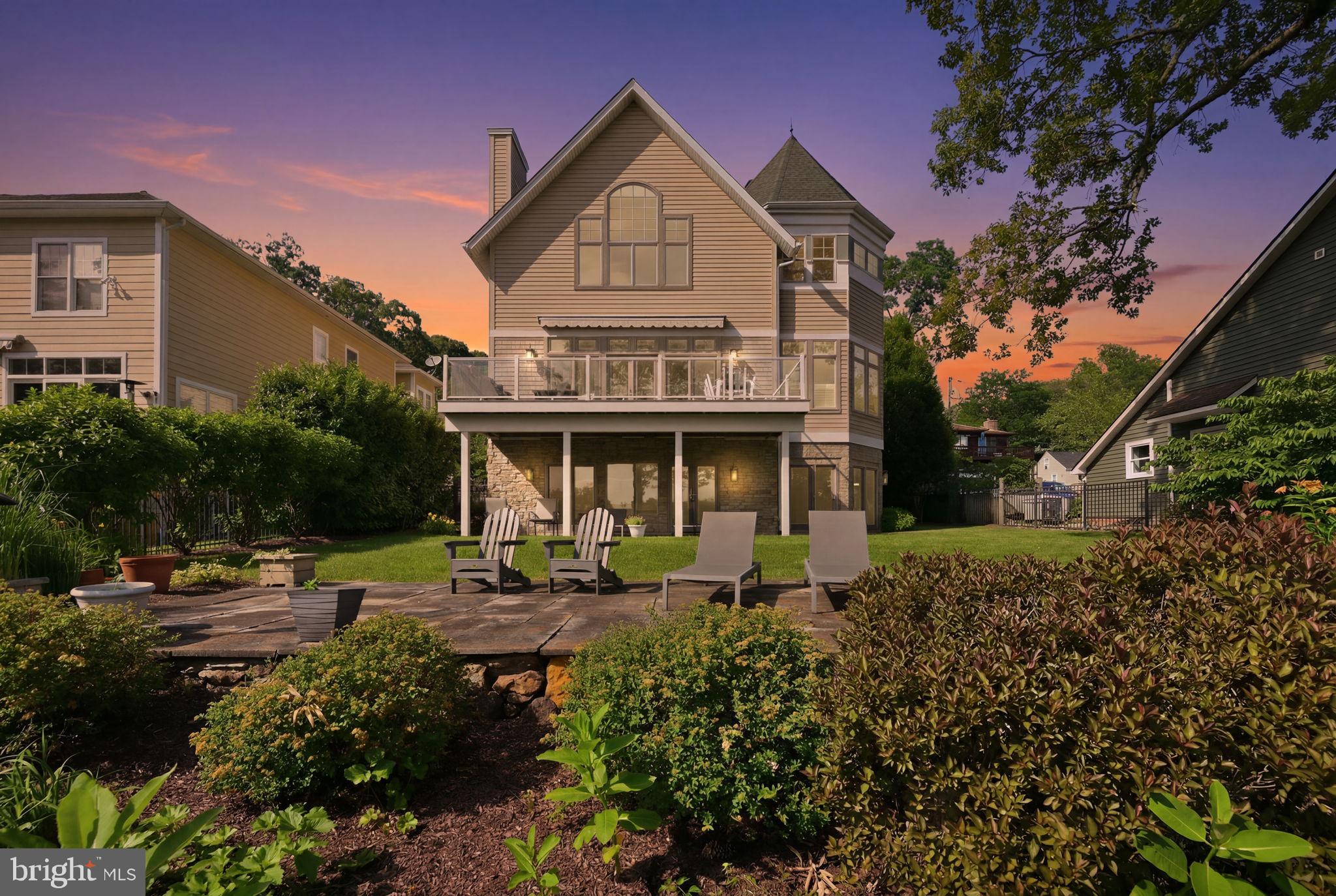 641 HONEYSUCKLE LANE