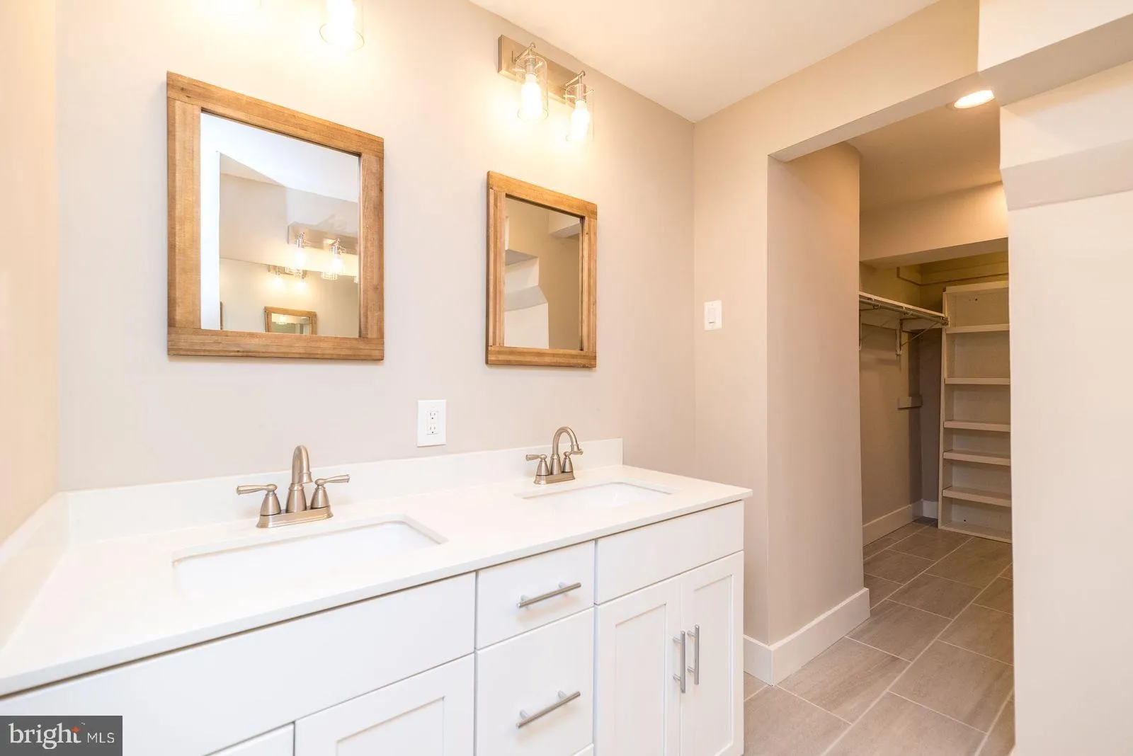 Philadelphia, Pennsylvania 19147, United States, 4 Bedrooms Bedrooms, ,4 BathroomsBathrooms,Residential,Active,181148